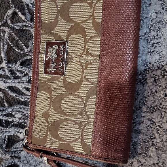 Coach Clutch - Picture 3 of 12